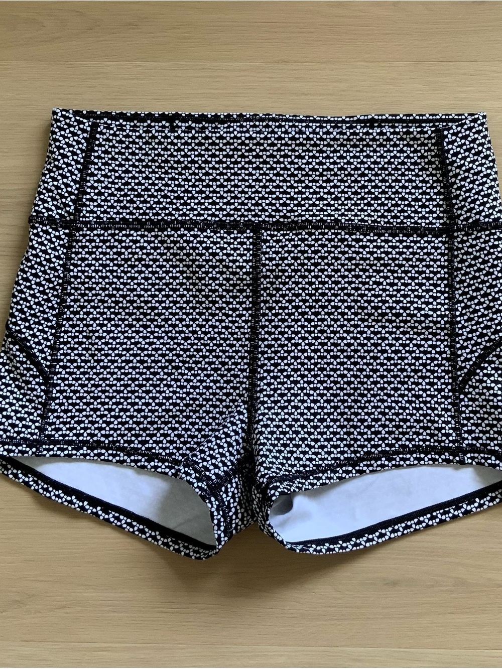 Lululemon Speed Up Short Hi-Rise Sz 10 - Picture 4 of 8